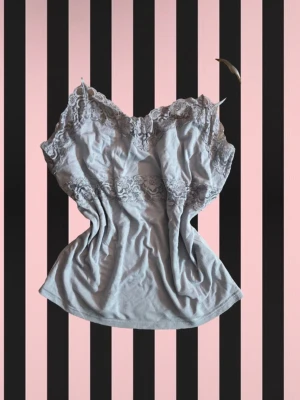 Y2k 2000s cottegcore franskt spätslinne - Jätte gulligt späts linne som jag köpte i Paris för 400kr. Den är storlek L men sitter mer som en M/S. Den passar perfekt att ha i vardagen, sitter fint på kroppen och är från Livre Claire. Linnet är 35cm bred och 42cm lång och är helt utan slitage :)