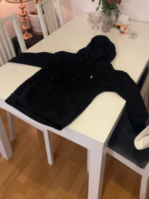 Ralph Lauren hoodie  - Svart Ralph Lauren hoodie säljes, oanvänd och köpt på nk. Perfekt för våren eftersom den är varm och tålig.