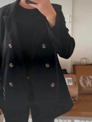 Svart kavaj med knappar - Oanvänd kavaj med knappar. Storlek 36.