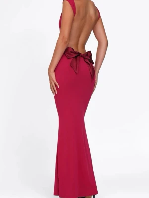 Tiger Mist Vinröd långklänning med djuprygg rosett - Intressekoll på min vinröda Tiger Mist långklänning med öppen rygg och stor rosett bak. Den är i storlek S och i väldigt gott skick då den endast är använd ett fåtal gånger. 