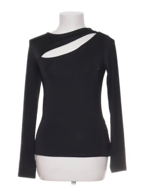 Svart långärmad topp med cut out - Trendig svart långärmad topp med asymmetrisk cut out-detalj vid axeln och halsen. Figurnära passform och stilren design som ger en edgy look. Perfekt att styla med jeans eller kjol för en cool outfit.🥰