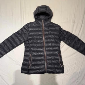 Moncler jacka  - Dam Moncler jacka storlek S. Relativt använd men inga defekter eller hål. Säljer då min syster ej använder den längre. 