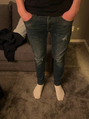 Blå jeans med slitningar  - Säljer ett par schyssta jeans med slitningar | W28 L32 | Längd på jeans bäraren: 188 : Vikt på jeans bäraren: 76kg | Hör av er för frågor 😃