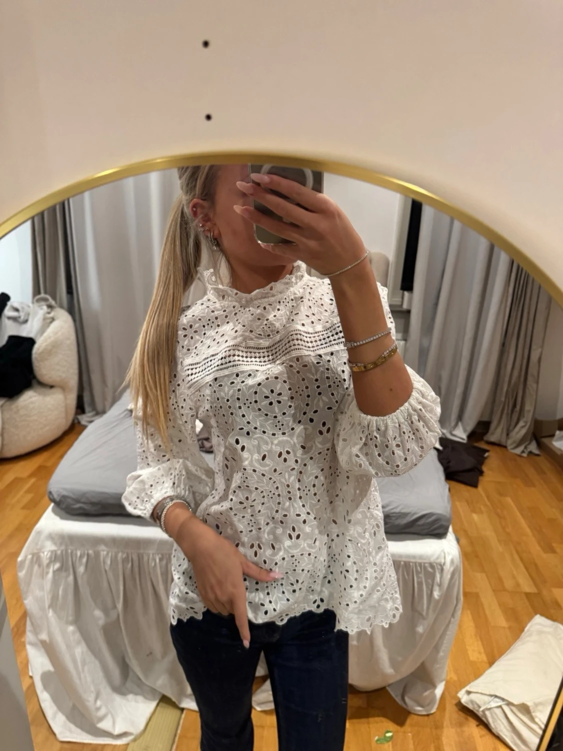 Vit broderad blus med volang - 3