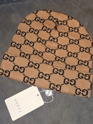 Mössa - Helt ny mössa med lapp på. Priset är satt och kommer inte gå ner. Hör av er vid frågor 