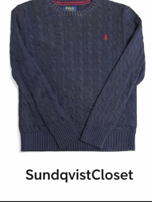 Marinblå kabelstickad tröja Polo - Kabelstickad Ralph lauren tröja. Storlek 14-16 som motsvarar Xs. Bra skick och inga defekter. Passar perfekt till våren som kommer🍃❄️