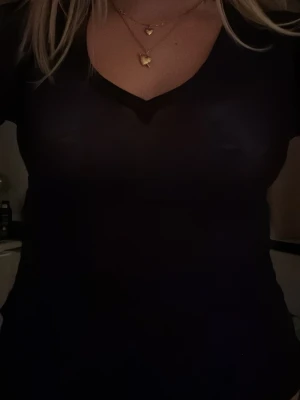 Svart långärmad kashmir topp - Säljer en svart långärmad kashmir intimissimi topp med v-ringning. Toppen är genomskinlig och har en tight passform som framhäver siluetten. Perfekt att styla med ett linne eller snygg bh under för en trendig look. 