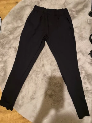 Svarta mjukisbyxor med resårmidja - Säljer ett par svarta mjukisbyxor med resår i midjan. Byxorna har fickor på sidorna och är gjorda i mjukt material. Inga defekter. 