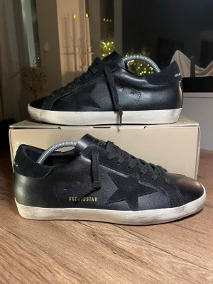 Golden goose  - Golden goose super-star | Storlek 44 | Finns inga defekter | allt og fås med! | Kom pm vid frågor!:) 
