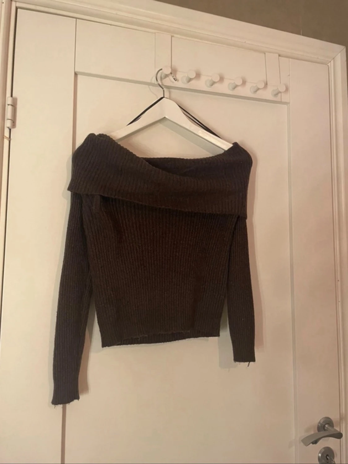Brun offshoulder stickad tröja ONLY