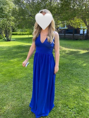 Blå balklänning - Säljer min jättefina balklänning från bubbleroom 💙 Den är v-ringad och har en rosett på ryggen. Hör av dig om du har någon fundering! ☺️