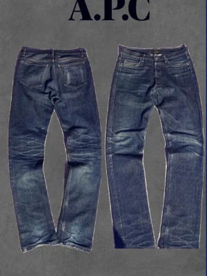 Blå jeans från A.P.C. i rak modell - Säljer ett par klassiska blå jeans från A.P.C. i rak passform. Jeansen har fem fickor, gul kontrastsöm och är tillverkade i kraftigt bomullsdenim. Snyggt slitna detaljer och tidlös look som passar till allt.