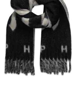 Svart och vit halsduk från Copenhagen studios - Mjuk och fluffig halsduk från Holzweiler i svart och vitt med stora bokstäver och fransar i ändarna. Tillverkad i en ullblandning som håller dig varm och ger en cool look. Perfekt att slänga över jackan för extra stilpoäng.