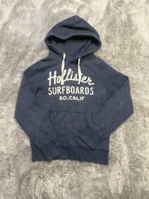 Hollister hoodie  - Säljer denna sällsynta och mycket eftertraktade Hollister hoodie | Storlek S | Skick 9/10 | Vid eventuella frågor hör gärna av dig och erbjuder bra pris vid köp av bundle 😁✅