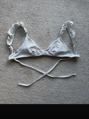 Randig bikiniöverdel med volangband - Säljer en bikiniöverdel!🩵