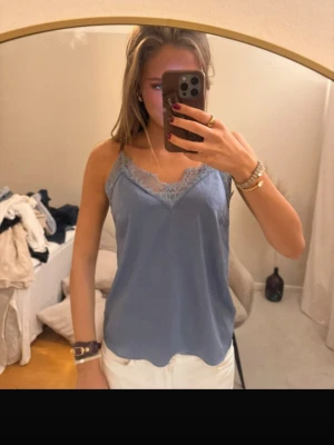 Blå linnetopp med spetsdetaljer - Säljer blått spets linne 🩵