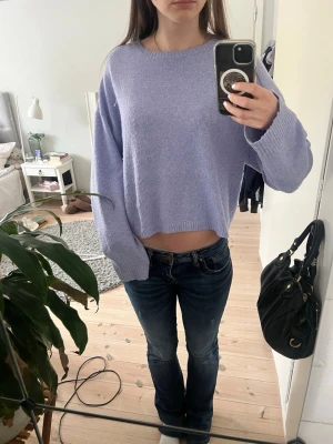Ljuslila oversized stickad tröja - Mysig ljuslila stickad tröja med oversized passform och rund halsringning. Från Vero Moda i storlek S. Lite nopprig annars mycket fin💞