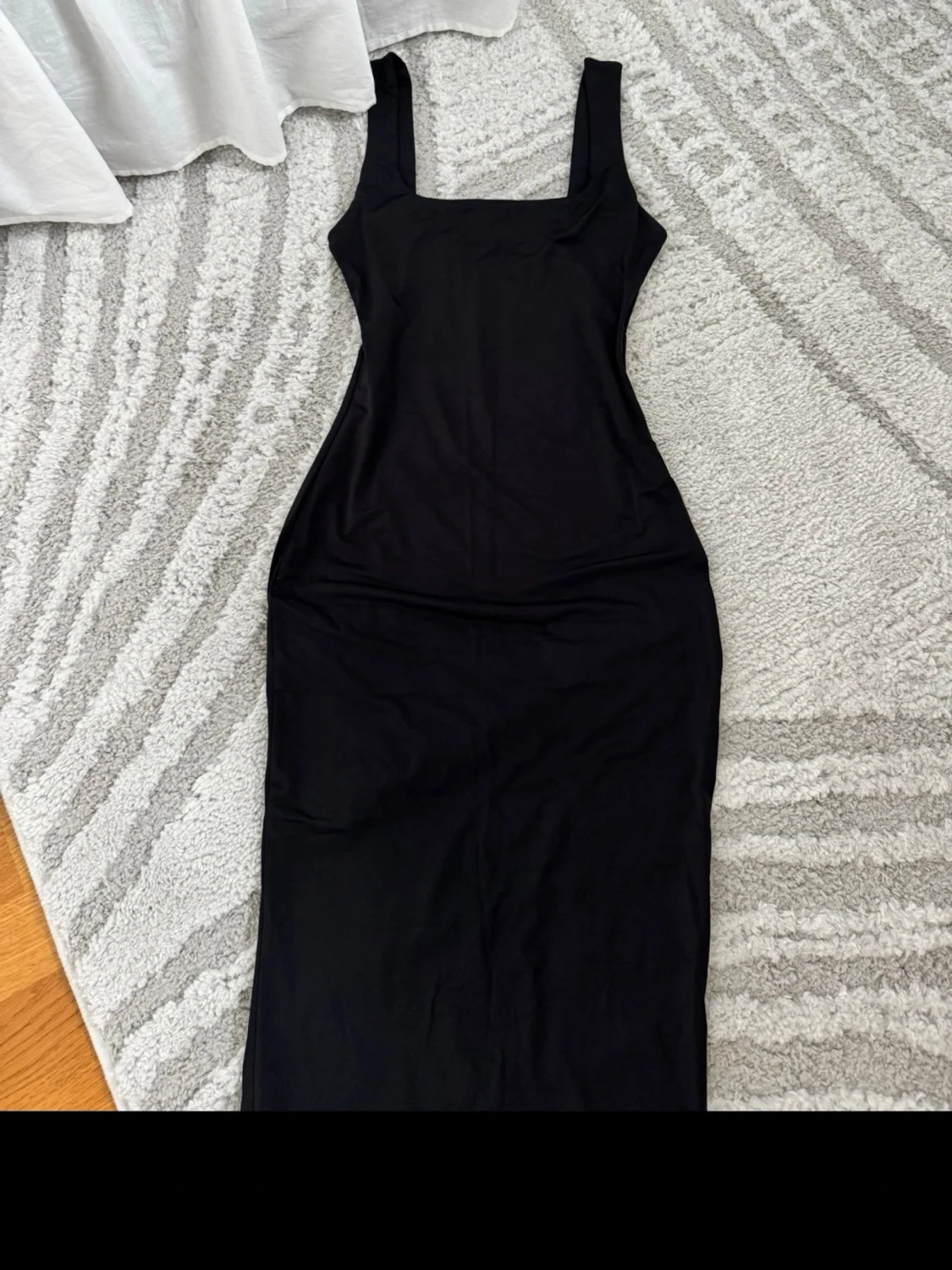 Svart långklänning med breda axelband