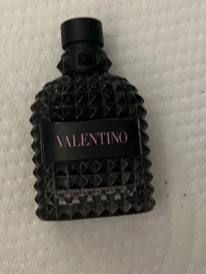 Valentino Uomo Born in Roma 100ml - Säljer en Valentino Uomo Born in Roma herrparfym, 100 ml Eau de Toilette.  Doften är modern, maskulin och passar både vardag och kväll.