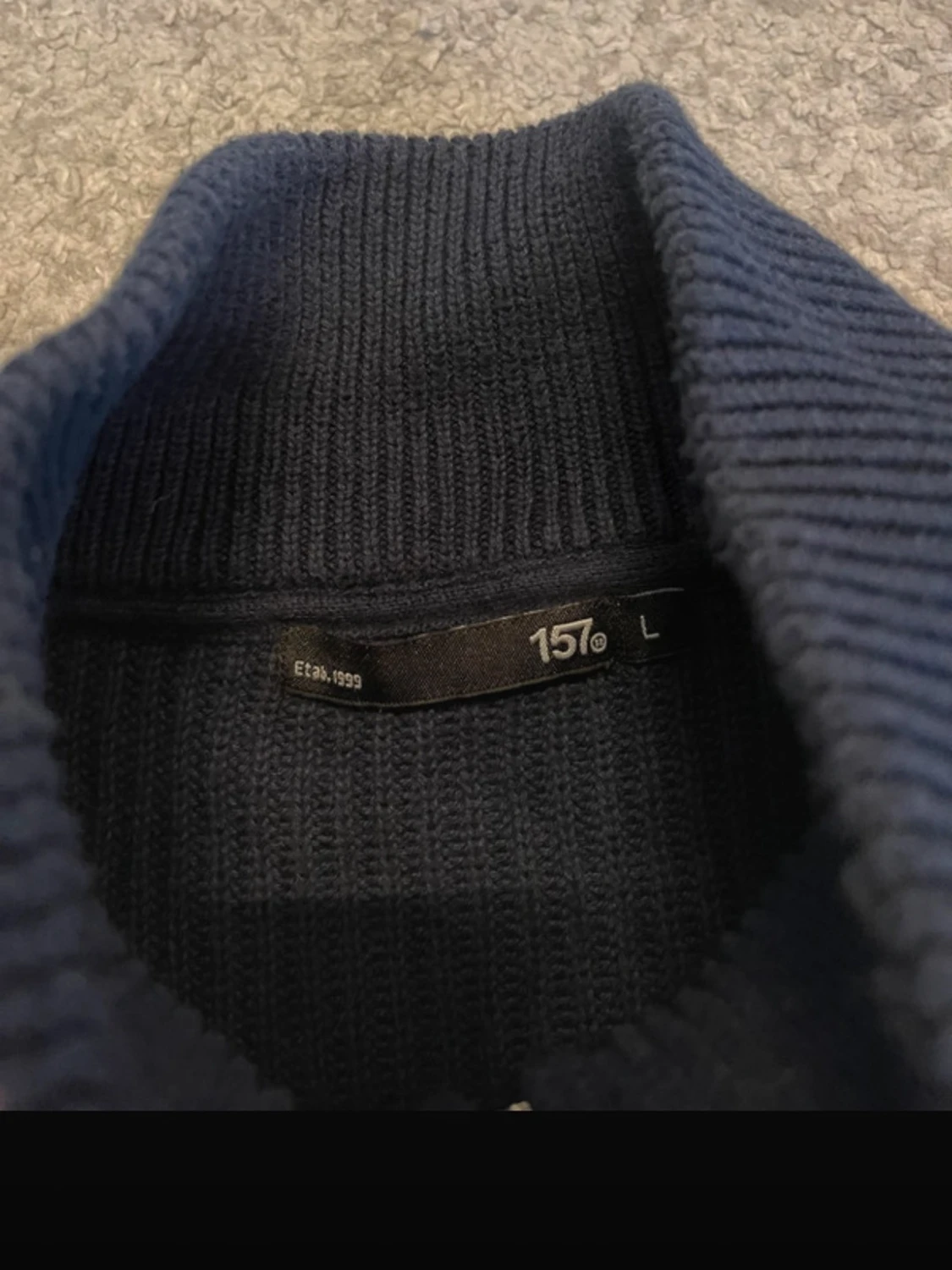 Mörkblå stickad ziptröja - 2