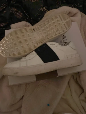 VALENTINO GARAVANI SKOR - Detta är ett par ganska nya bara lite smutsiga Valentinos