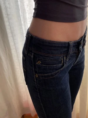 Low waist Levis jeans  - Low waist Levis jeans i storlek 34 men känns mer som 36 skulle ja säga. Utsvängda och inte använda alls mycket. Säljer då jag inte använder dem så mycket. Priset kan diskuteras💕