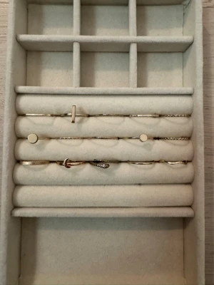 Set med tunna guldringar i olika former - Säljer ett set med tunna guldfärgade ringar i minimalistisk stil. Ringarna har olika former och detaljer, bland annat cirklar, stavar och små stenar. Perfekta att bära tillsammans eller var för sig för en trendig look.🤩