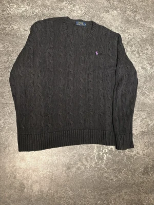  kabelstickad Ralph lauren tröja - Vi säljer nu den här feta kabelstickade tröjan ifrån Ralph lauren, den är i bra skick och den är i storlek M. Kan gå ner i pris vid snabb affär!