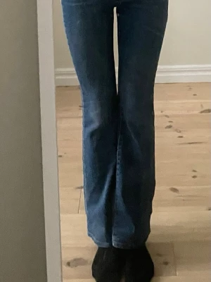 Levi’s jeans  - Säljer ett par Levi’s jeans. Lite lätt slitna nertill och det finns en liten fläck på ena knäet. Annars är de i bra skick. Modellen är 726 flare. Kontakta mig gärna vid frågor! 💞