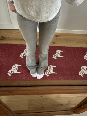 Grå bootcut jeans - Fina grå bootcut jeans med låg midja. Jeansen är också stretchiga! 🤍