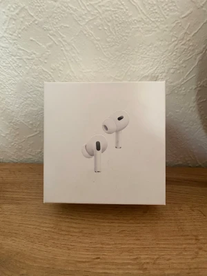 Airpods pro 2 - Säljer oöppnade Air Pro 2 (ej authentic) som har aktiv brusreducering, transparensläge, anslutning till iPhone/Android samt bra batteritid. De ser ut, känns och används som originalet och är ett perfekt alternativ för dig som vill ha Air Pro 2-upplevelsen till ett lägre pris. Jag har sålt flera par tidigare med nöjda köpare och erbjuder retur med pengar tillbaka om du inte är nöjd. Har flera ifall ni önskar fler än ett par! Hör av er vid frågor eller fler bilder