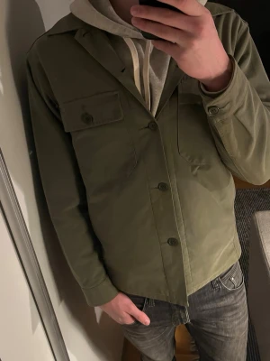 Uniqlo overshirt - Tjena! Säljer nu en av mina favorit plagg i hela garderoben min olivgröna overshirt från uniqlo. Den är perfekt nu till våren och sommaren och passar nästan till allt. Är i bra skick och storleken på den e xs men är väldigt stor i storlek så sitter lite mer som S-M. Hör av er om ni har några frågor!😁✌️
