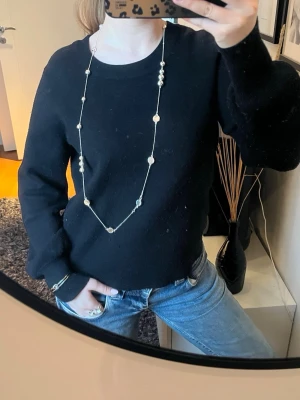 Tröja från Peaces - Säljer en tröja från Only. Den är svart och har tajta armar vid handlederna. Perfekt för att ha smycken på!! Man kan ha skjorta under, använda den som overshirt för att klä upp lite. Pris går att diskutera vid snabb affär! hör av dig vid frågor!☺️ 