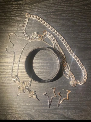 Lite olika smycken❤️ - Armbandet köpte jag secund hand, örhängerna är ifrån urban outfitters, korshalsbandet är ifrån Temu och kejehalsbandet hittade jag också secund hand❤️( de ät bara att skriva om du har några frågor😊)