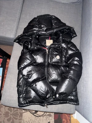 Svart Moncler Montbeliard - Svart Moncler jacka i Modellen Montbeliard. Fin jacka som är lite sliten men annars hyfsat bra skick. Storlek 1-2 vilket motsvarar Small/ lite åt Medium. Säljs för inte används och priset är ej hugget så skicka alla förslag ni har!