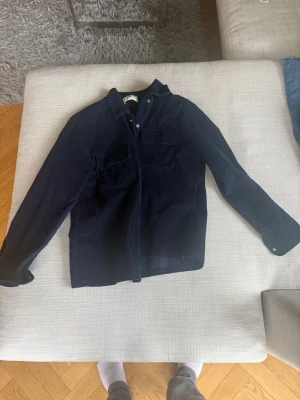 Mörkblå manchester overshirt - Snygg mörkblå overshirt från These Glory Days i  manchester. Klassisk skjortkrage, två bröstfickor med lock och tryckknappar framtill. Perfekt lager-på-lager-plagg med avslappnad passform och lång ärm.