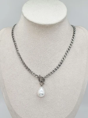 Stilfullt halsband  - Material-rostfritt stål.  Längd-44cm 