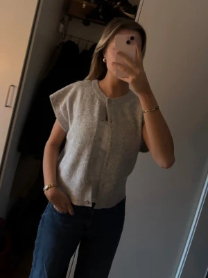 Topp/kofta från Nelly  - Super fin topp/kofta från Nelly, använd 1-2 gånger så är som ny. 