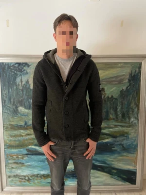 Mörkgrå kofta med huva från Superdry - Säljer nu en Superdry Kofta👕                                                              Storlek: L men sitter som M, Skick: 9/10, Skriv vid minsta fråga, Fraktar alltid inom 24h efter köp📦