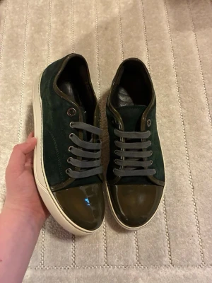 Lanvin - Lanvin dbb1. Storlek uk5 så typ 40. Lite sjystare mörk grön. Glansig cap toe. Skick 9/10