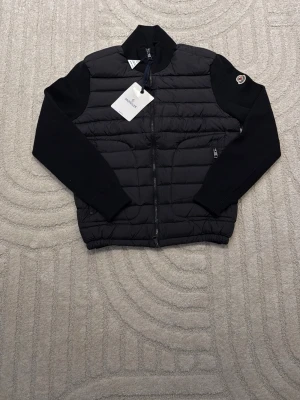 Moncler Cardigan - Svart Moncler Cardigan - Skick: 10/10 - Storlek S fits XS Längd: 59cm Bredd: 50cm - Pris: 1899kr - Kom DM vid fler bilder eller funderingar🥰