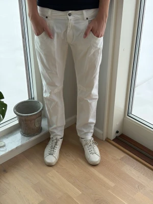 Vita raka jeans. Replay. - Snygga vita jeans med rak passform och klassisk femficksdesign. Jeansen har normal midja och är tillverkade i bomull, vilket gör dem bekväma och lätta att bära. Perfekta för en clean och fräsch look.