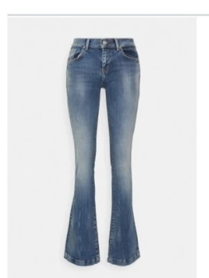 Blå bootcut jeans - Säljer ett par blå bootcut jeans i storlek W27 L36 från LTB i passform fallon. De är lågmidjade men lutar lite åt midwaist. Jeansen är ganska nya och har endast används 2 gånger. Säljer då jag inte använder de. I ett mycket gott skick utan defekter. De har fina detaljer på fickorna och kostade 800kr i nypris. 