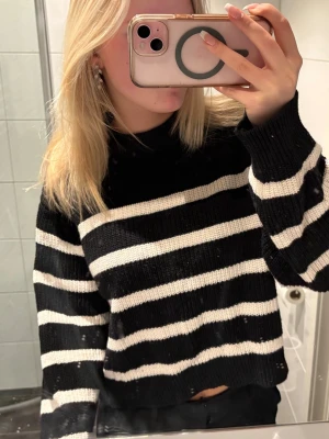 Svartvit randig stickad tröja - Säljer denna fina svarta stickade tröjan med breda vita ränder🫶🏻