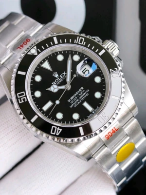 Rol*x Submariner date 40mm - Säljer en rol*x Submariner Date 40mm. Mycket fin klocka av hög kvalitet. Oanvänd och levereras helt ny. En eftertraktad modell som passar lika bra till vardags som till mer formella tillfällen. Hör gärna av dig vid intresse eller för mer information.