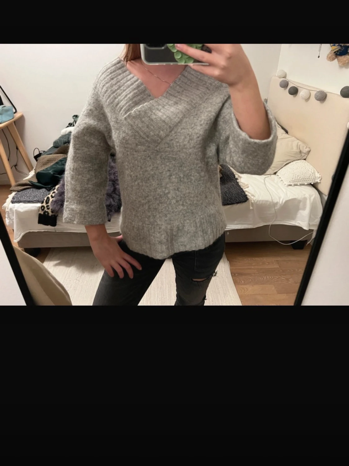 Grå stickad trekvartsärmad tröja med v-ringning