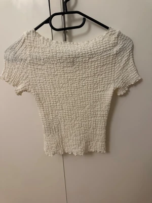 Vit topp - Supergullig vit topp, storleken är xxs men den är väldigt stretchig och själv bär jag storlek s och den passar mig!!