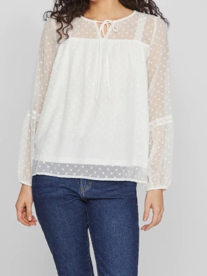 Vit prickig blus med knytband och spets - Söt vit blus i transparent mesh med små prickar och romantiska spetsdetaljer. Blusen har långa ärmar och ett knytband vid halsen. Den är endast använd 3-4 gånger och är i mycket bra skick. 