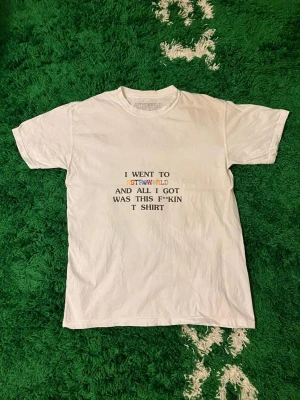 Travis Scott astroworld t shirt - Säljer en Travis Scott t shirt I använt skick. Den är från 2018 och har avklippta lappar och lite små fläckar som inte märks och är perfekt för den som har velat köpa en Astroworld t shirt I bra pris.