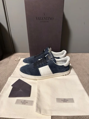 Valentino flycrew  - Säljer dessa riktigt snygga valentino flycrew skorna med alla nitar kvar, ingen större defekt på skorna än en liten heeldrag